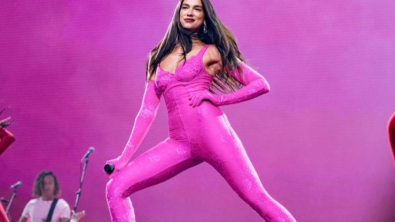 La cantante Dua Lipa sorprendió a sus fans con un baile "caliente"